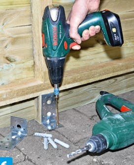 Pihavarasto kiinnitetään pihalaattoihin Pihavarasto ruuvatan kiinni pihalaattoihin kulmaraudoilla, tulpilla ja ruuveilla